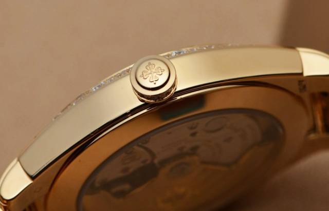 旋入式表冠小巧精美,表壳厚度为10.05毫米.