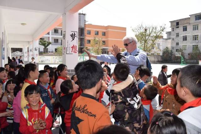 中华慈善总会美国ldsc当代仁爱会来长堡镇中心完小考察调研