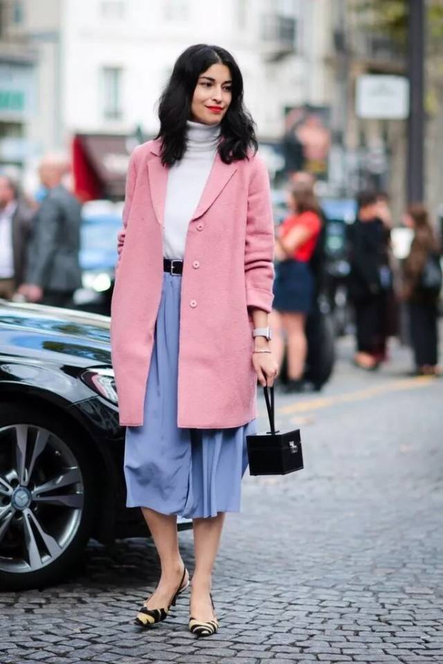 烟灰粉色因为饱和度不高,所以穿一身的烟粉色也丝毫不夸张跳脱,反而比