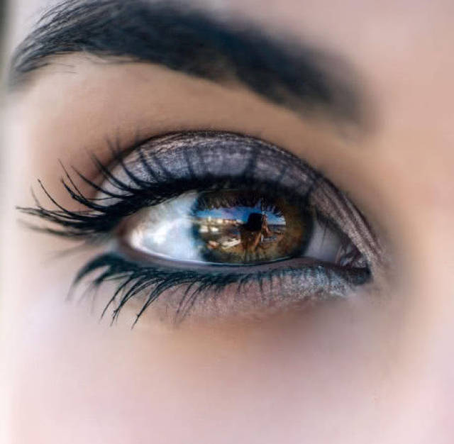 心理学:哪一只眼睛最迷人?测出你身边有多少人在偷偷喜欢你!_手机搜狐