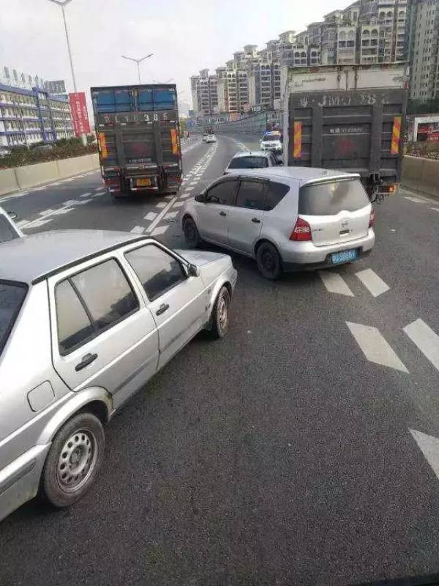 江门大道车祸图片