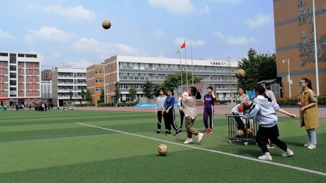 学区抽调学区内24位体育教师,在三台一中,三台外国语运动场对梓州中学