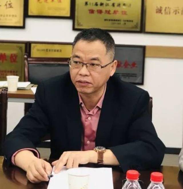 本次会议由区商务局副局长卢红军主持.