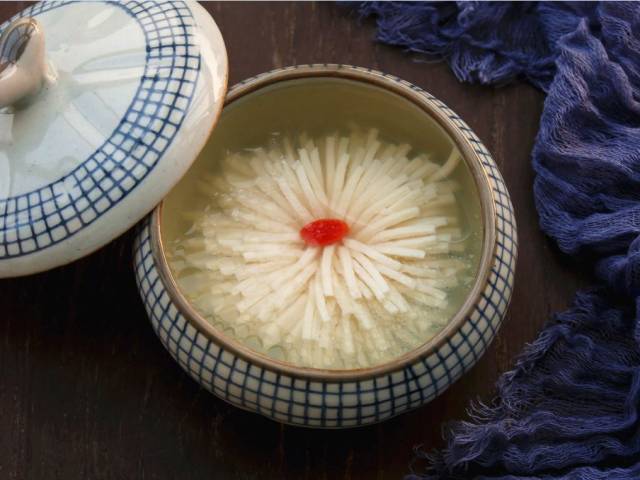 日本刀工PK中国刀工,日本厨师切出菊花,中国大