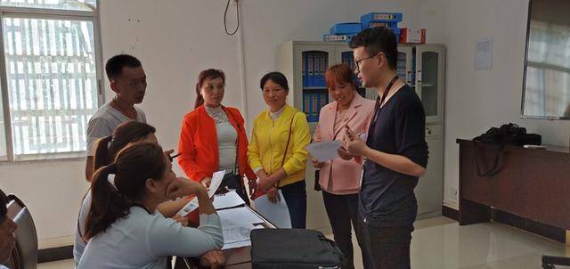 求职者与招聘人员面对面交谈,介绍自身情况 (河口县就业局 供稿)