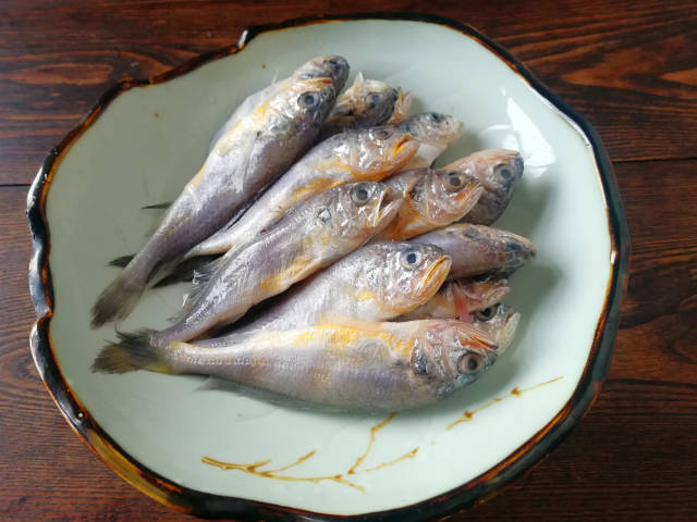 教你一招不用开肚能把小黄鱼的内脏去除干净形状完整美观