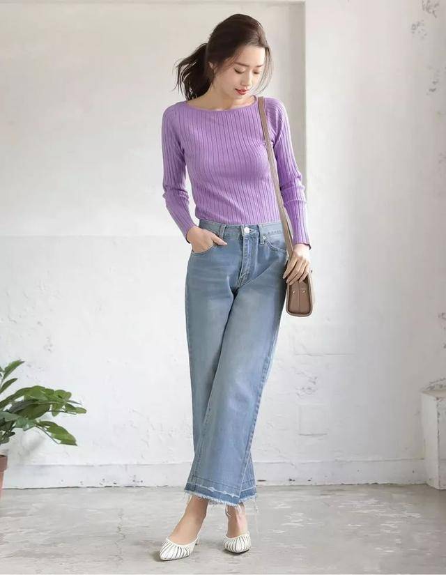 这种浅色的牛仔裤更显年轻, 搭配亮色针织衫会特别好看.