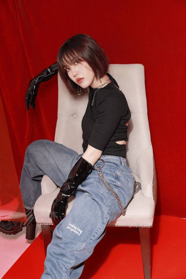 但其实很善良的女孩 在窗前许下了愿望 希望做一个 辛芷蕾式厉害姐姐