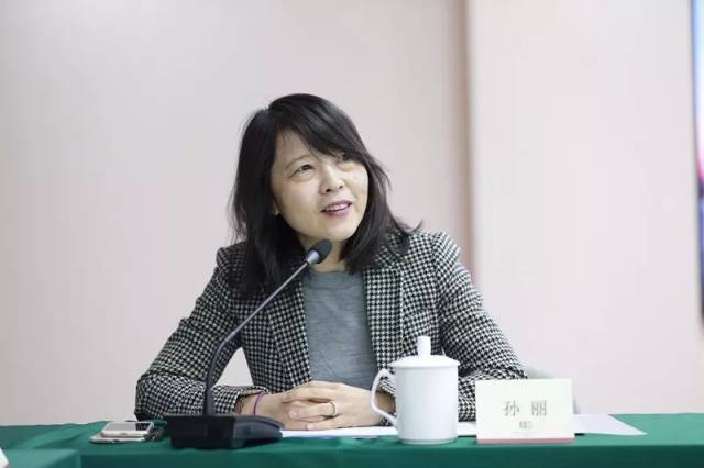座谈会由检察日报社编委,方圆杂志社社长孙丽主持