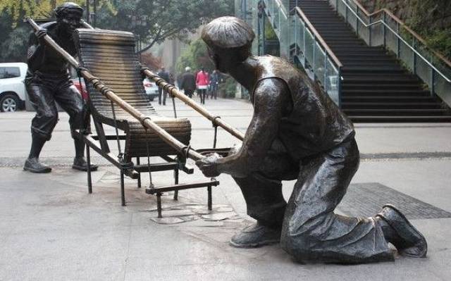 磁器口又有新玩法,游客可坐"滑竿"游古镇!_手机搜狐网