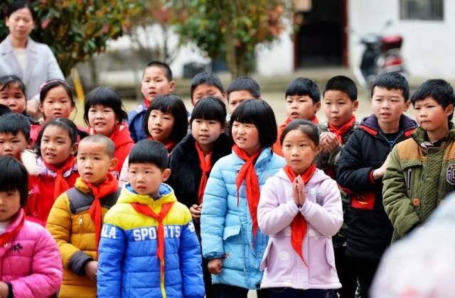 学雷锋精准扶贫轻骑队走进大悟县吕王镇胡冲村小学