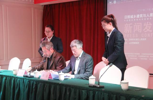 国外学生代表andrqczi alexandra 同学代表国外同学在新闻发布会上