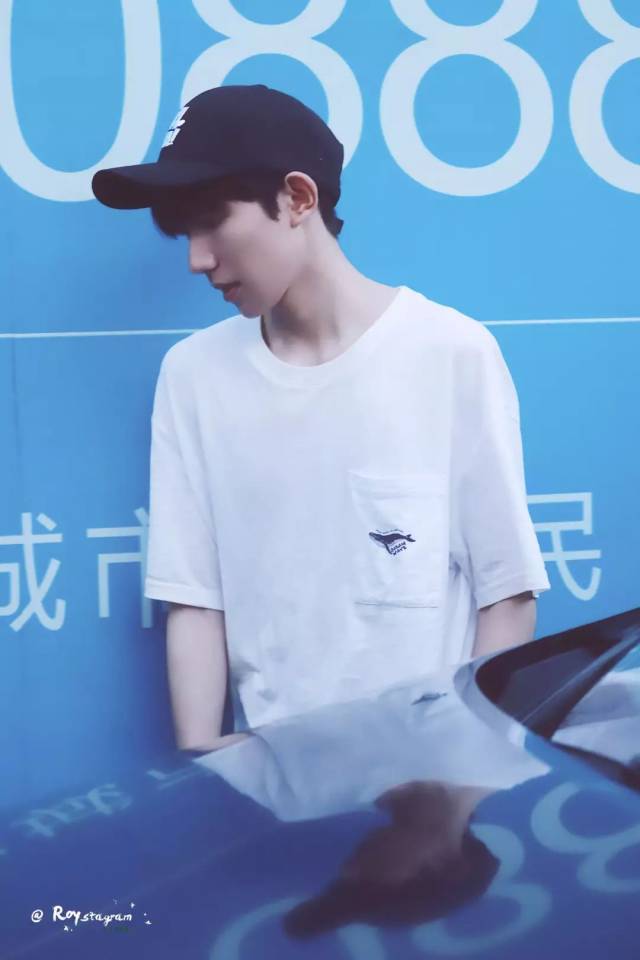 王源被黑后除央视编导为他发声,还有群特殊的