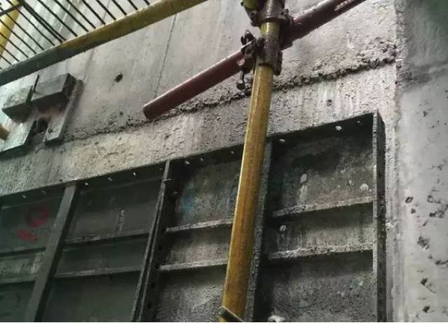销钉固定不牢导致错台 现场铝模拆除堆放组织无序 1. 导致现场模