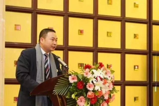 颁聘环节 宋献中校长向新当选的清远校友会会长蔡燕飞校友颁发校友会