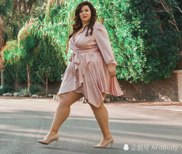 美国胖妞体重200斤,却自信阳光迷人无数,展示胖妞魅力!