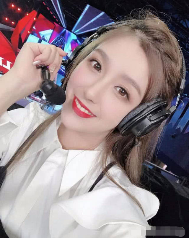 rita主持舞台照曝光,uzi成熟了,劣势情况下一直喊还能打_手机搜狐网