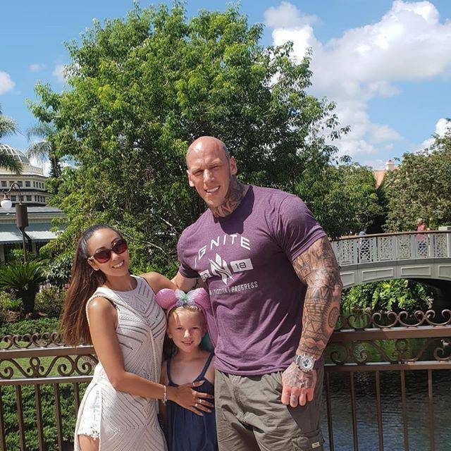 身高2米肌肉巨兽马丁大婚娇妻身材健美却看起来如此渺小