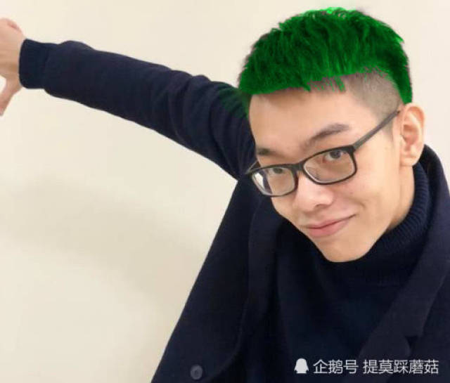 主播染上绿头发谁最帅?大司马像发型师,pdd才是真正的骚男