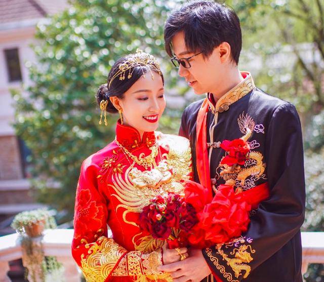 阿冷参加"酒神"的婚礼,看到饭桌上的一瓶酒,网友:太有钱了!