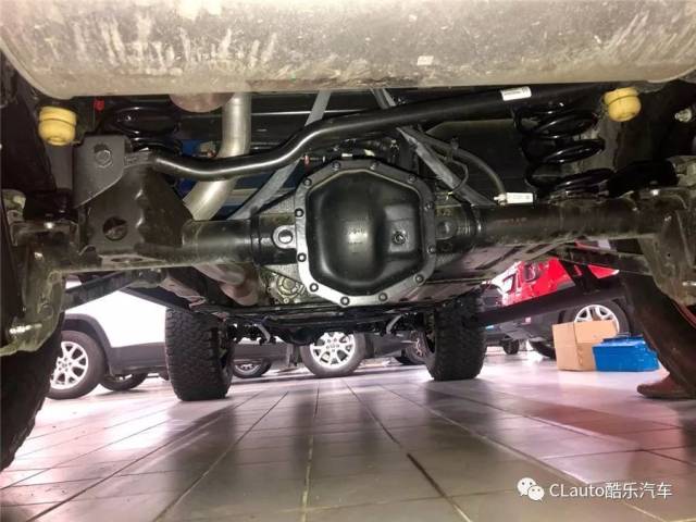 这张图片中的 前后桥在改款后强度不变, 重量减少了45公斤.
