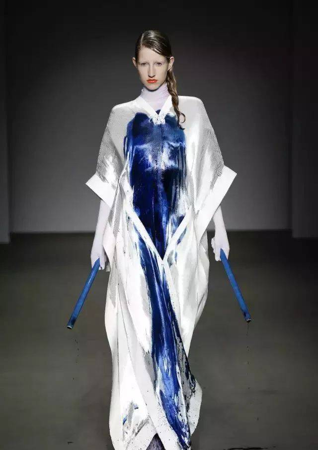 见过遇水就溶解的衣服吗?时装秀中模特逐渐溶直赤裸.