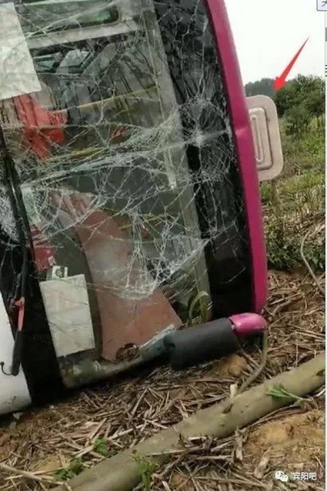 车是一辆古辣至周村的公交车,据悉,宾阳古辣发生一起公交车翻车事故