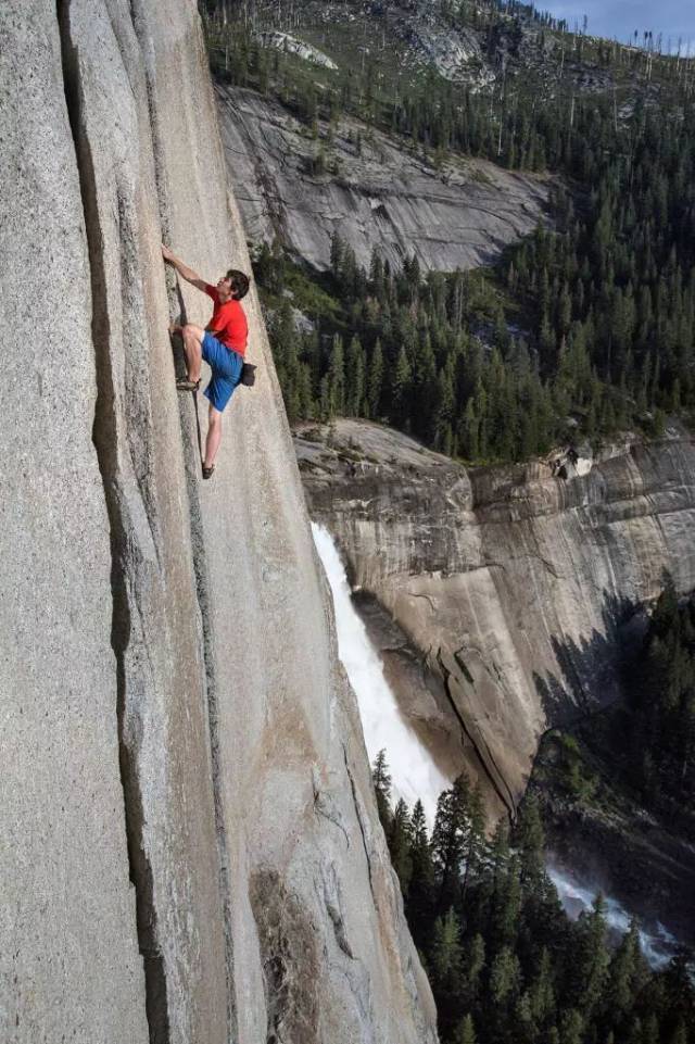 奥斯卡最佳纪录片《徒手攀岩》:不要控制恐惧,而要消除恐惧