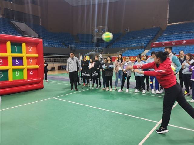 趣味运动之气排球九宫格.阮松萍 摄