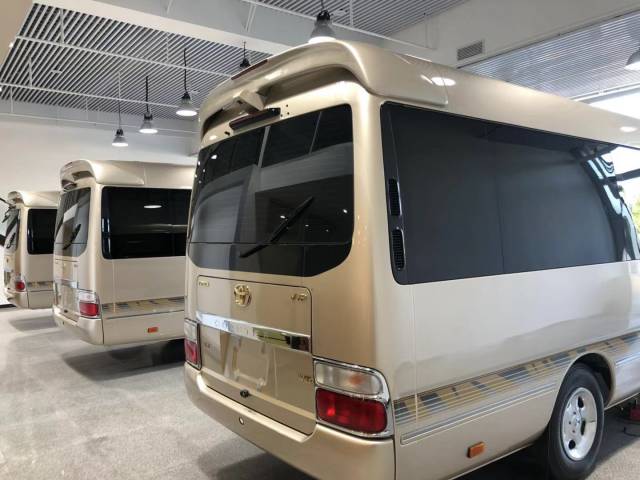 丰田考斯特作为目前世界上最成功的商务客车之一,低调的外观以及奢华