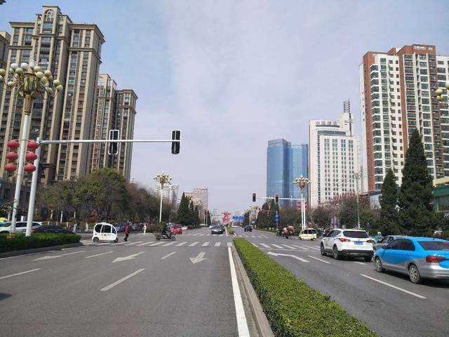 春天里 让我们一起欣赏宽阔高雅鲜花娇艳商丘市神火大道的风采