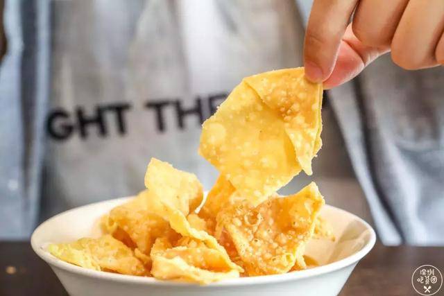 炸饺子皮 经常在船面里出现的饺子皮,其实也是能单点的.