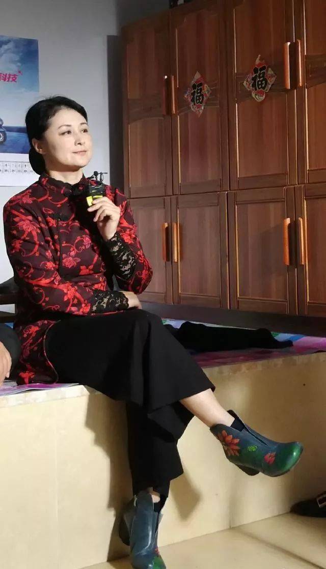 谁说大红大绿很俗赵本山小姨子于月仙却偏偏穿了效果真好