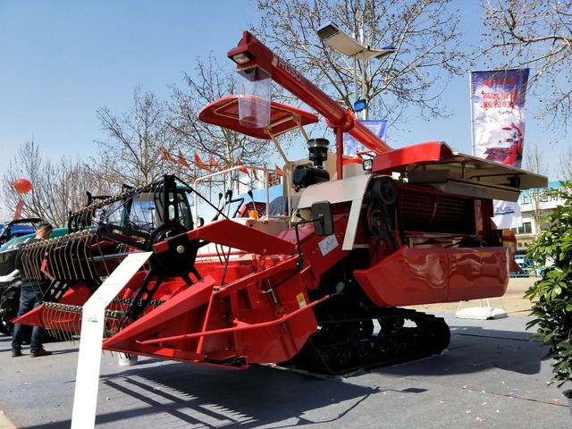 3月22日,该台明星产品,雷沃谷神rg50s亮相第十三街山东农机博览会.