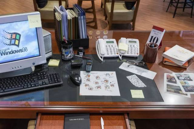 每一件物品都是弄弄的90年代风格哈~店里除有了小马哥的创业办公桌的