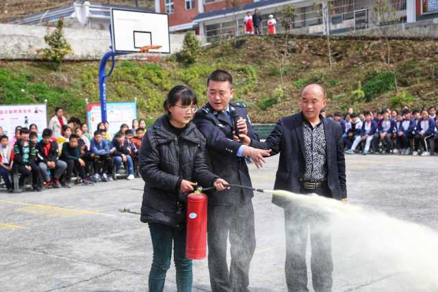 竹山县公安局深入开展"全国中小学生安全教育日"主题活动