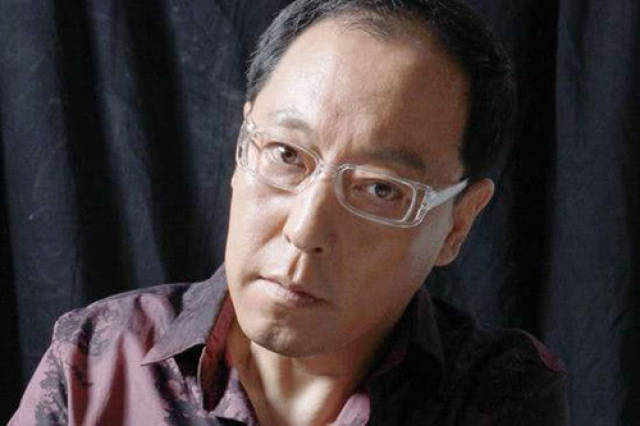 原创倪大红年轻时竟这么帅?看完他的旧照后,网友:太像吴彦祖了!