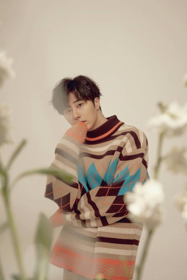 丁一宇最新画报公开 变身暖男时尚编辑