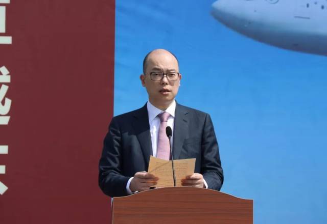 东航投资公司总经理王晓颖致辞并宣布中国东方航空杭州运营基地项目