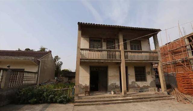 这座建于1983年的上海奉贤的农村自建房坐落于田野之间.