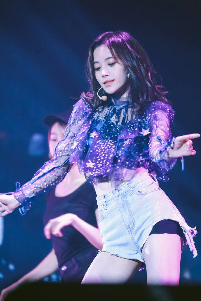 原创鞠婧祎上台造型太惊艳,台上热舞瞬间惊艳全场,网友喊话完美!