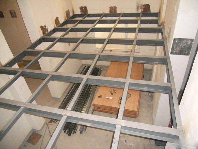 只要在四周的墙上用槽钢或工字钢打一圈作为圈梁,然后将它们直接焊接