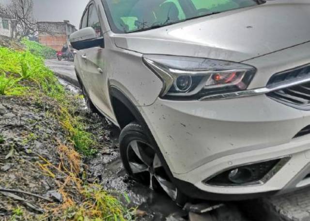 宜宾女司机车掉沟里,被人拦住要求赔偿"泥巴费"!