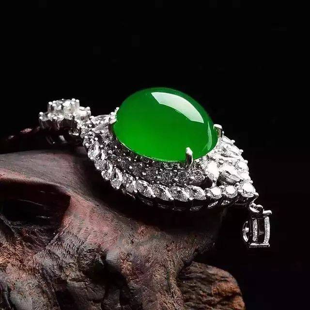 翡翠镶嵌有讲究，好的设计凸显个性和时尚_足金