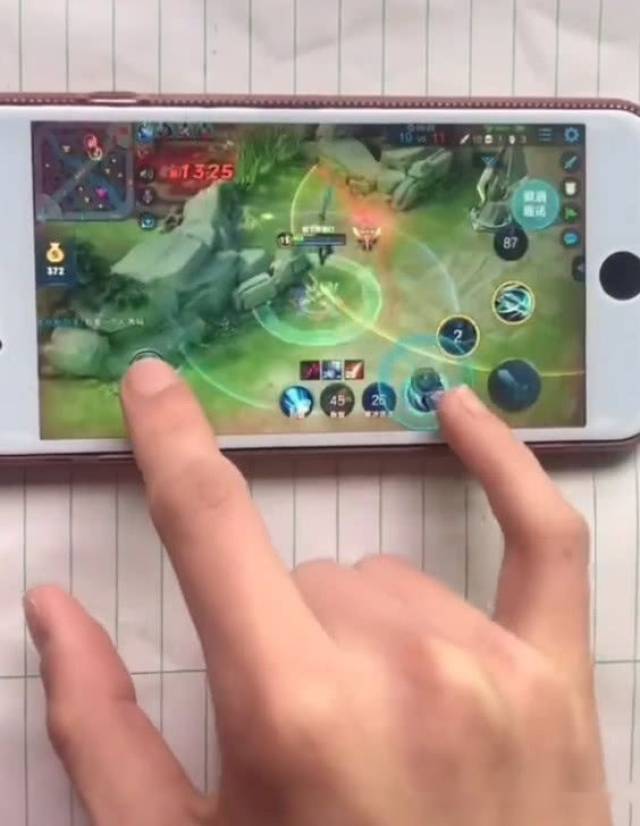 两只手都费劲,我们怎么可能会一只手玩呢,虽然都有人用嘴玩王者了!