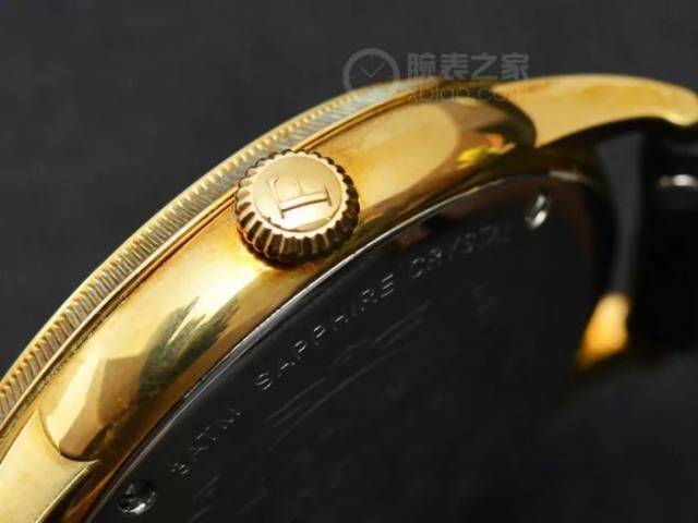 腕表使用的是旋入式表冠,表冠上方镌刻有飞亚达的品牌简写logo"f".