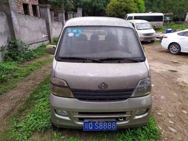 闲来无事在小区转转,惊奇发现一辆僵尸车,号牌"川q·s8888"的面包车