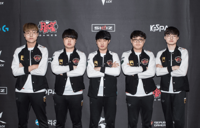 不过,既然是提到skt战队,那么faker理所当然就成为了不可避免的人物.