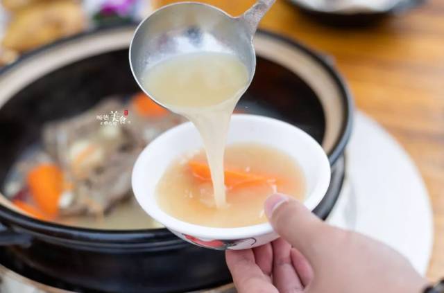 最后,当然还要喝一碗鹅骨汤,足料的 红萝卜, 马蹄,还有 原副鹅骨