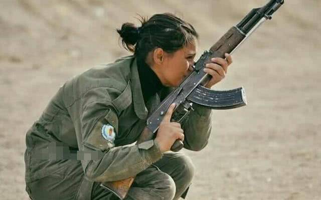 库尔德女兵的中国步枪,引出美国媒体酸葡萄心,扣帽子眼睛都不眨